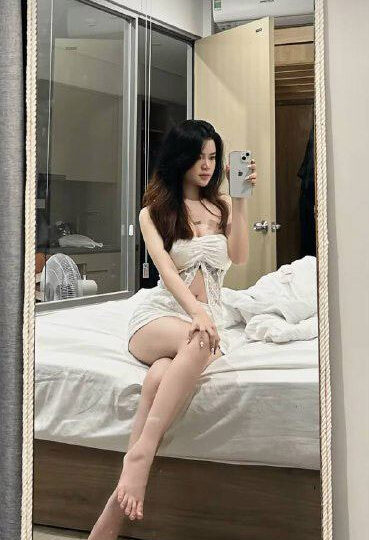 Ảnh 3 của Đụ sướng em gái vú to chân dài xăm số la mã trên ngực